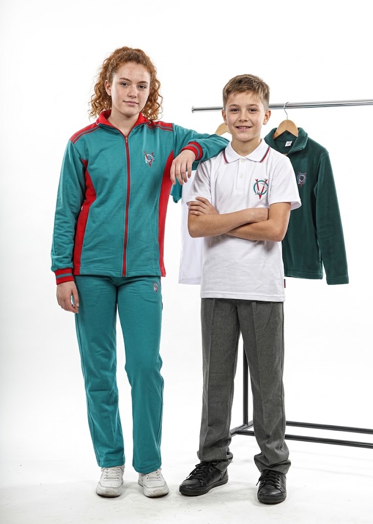 Estudiantes usando uniformes Confecciones Angeli